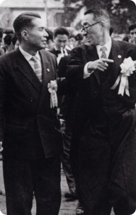 Jovem Daisaku Ikeda (à esq.) e seu mestre, Josei Toda (à dir.), durante evento (Japão, 1958).