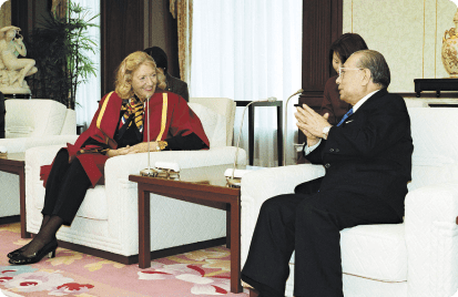 Encontro do presidente da SGI, Daisaku Ikeda, com a futurista americana Hazel Henderson (Tóquio, Japão, out. 2000).