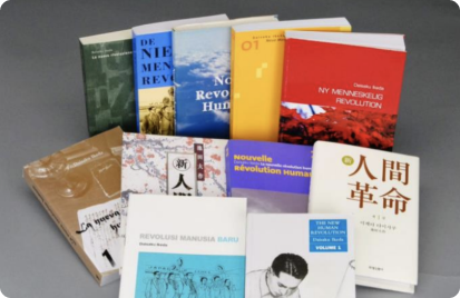 Exemplares de livros de autoria de Daisaku Ikeda em diferentes idiomas.