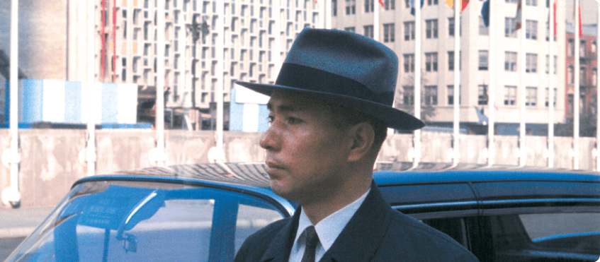 Daisaku Ikeda visita sede das Nações Unidas (Nova York, out. 1960). Crédito: Seikyo Press