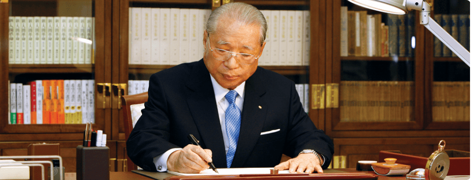 Daisaku Ikeda dedica-se no incentivo às pessoas por meio da palavra escrita (Tóquio, Japão, abr. 2009).